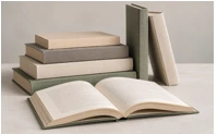 Livros empilhados e um livro aberto